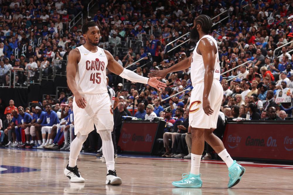 NBA常规赛焦点大战一触即发 湖人勇士强强对话上演西部豪门巅峰碰撞